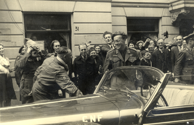 97663 Afbeelding van Prins Bernhard, ter hoogte van het pand Maliebaan 31, die vertrekt na zijn bezoek aan de ...